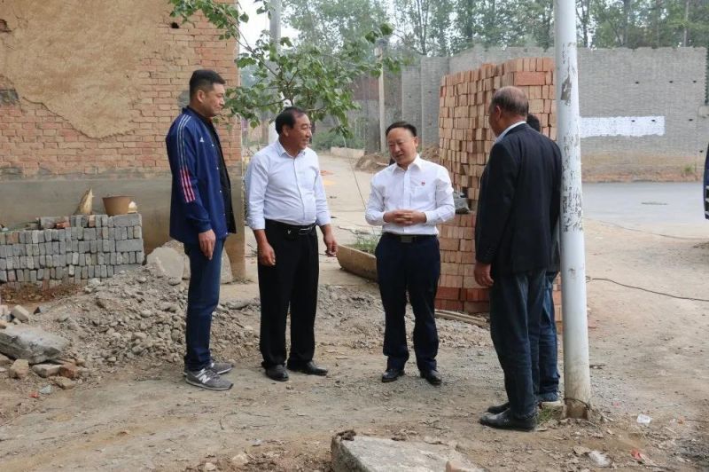 扶貧路上  攜手同行——弘義集團黨委書(shū)記、董事長(cháng)張秀峰一行 到定點(diǎn)幫扶村調研